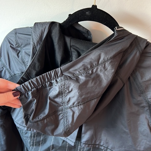 NEW Lululemon Run: Get Up And Glow Jacket *Reflective 360 - Picture 13 of 14